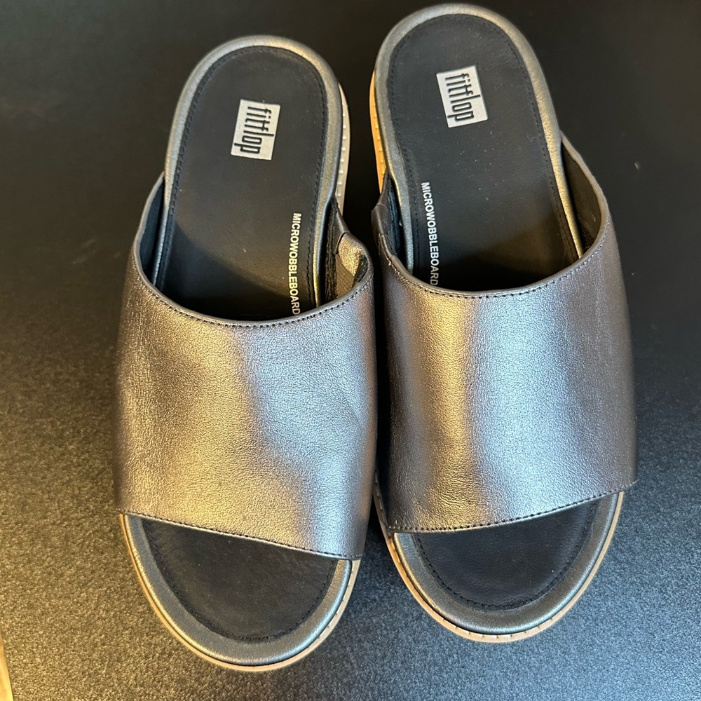 Fitflop Eloise Platform leather slides in pewter.  Size 6. Excellent condition.